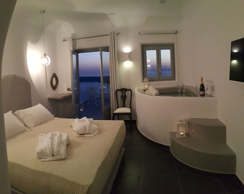 Unique Suites Deluxe Suite, Jetted Tub, Sea View 12