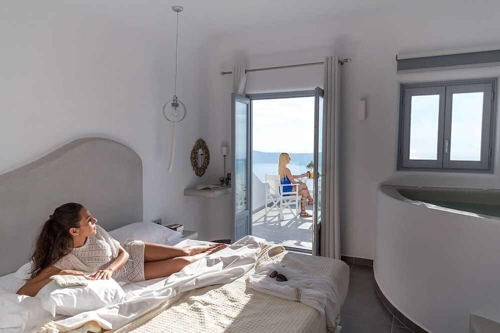 Unique Suites Deluxe Suite, Jetted Tub, Sea View 2