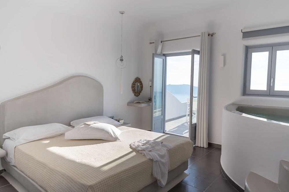 Unique Suites Deluxe Suite, Jetted Tub, Sea View