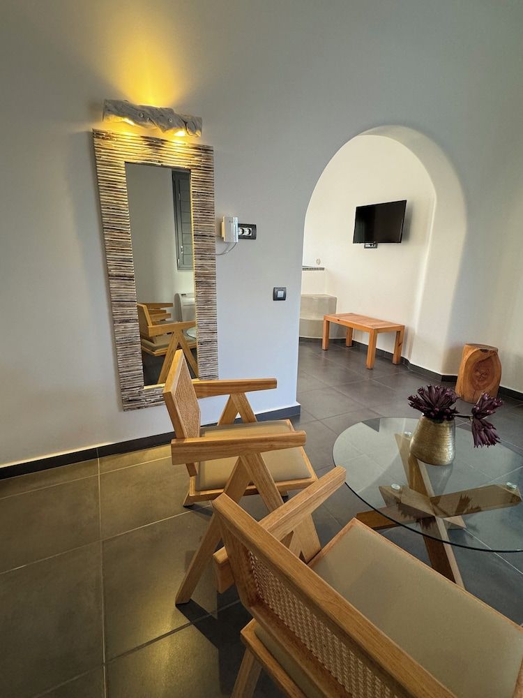 Unique Suites Deluxe Suite, Jetted Tub, Sea View 16