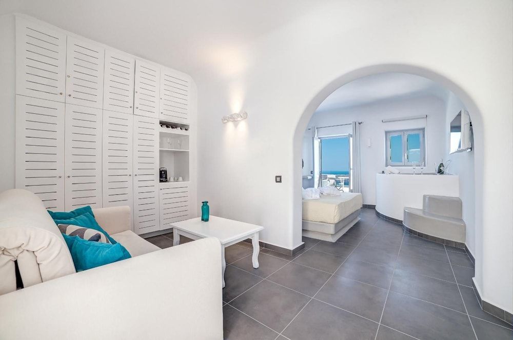 Unique Suites Deluxe Suite, Jetted Tub, Sea View 15