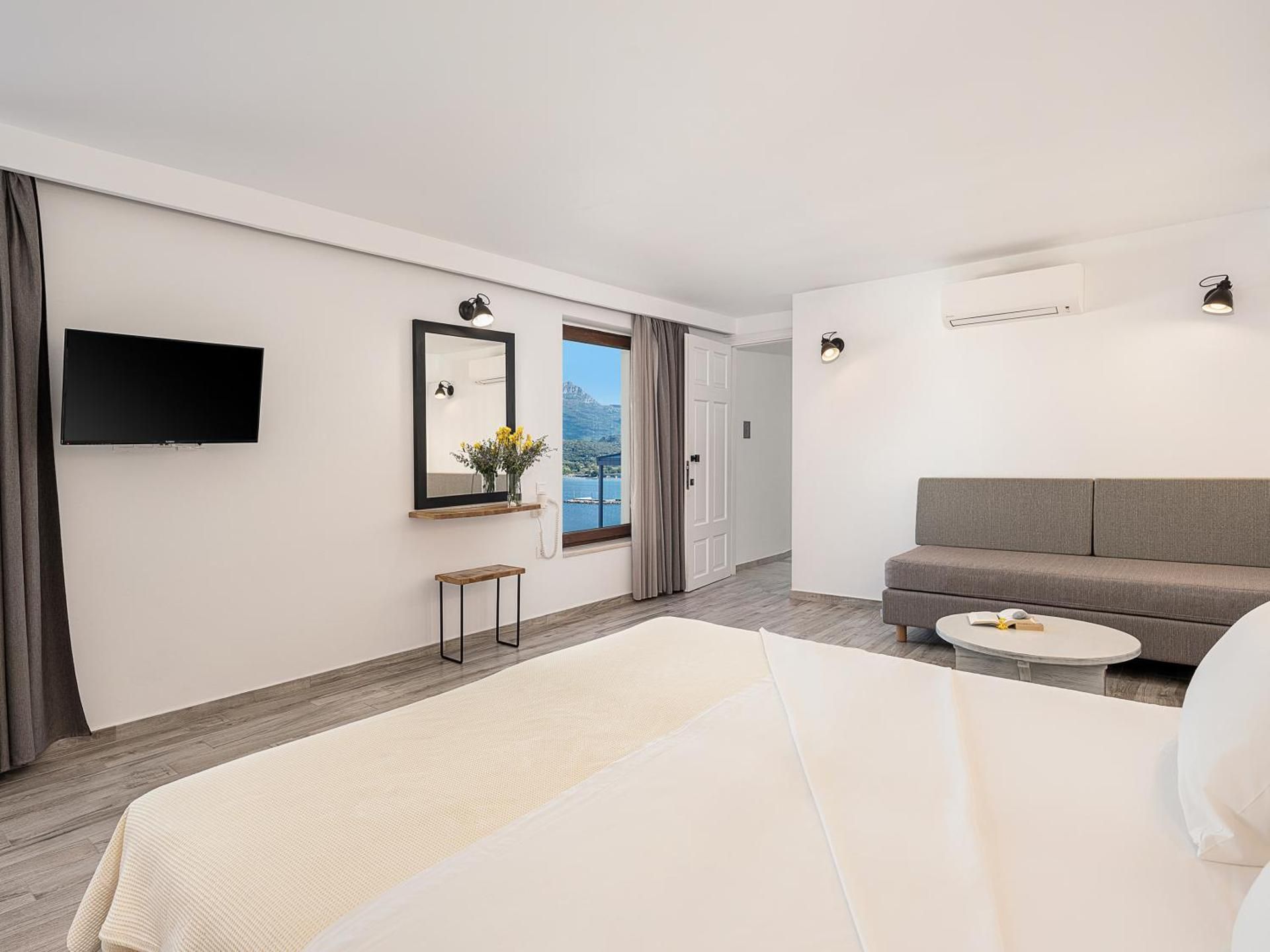 Apartment with Side Sea View