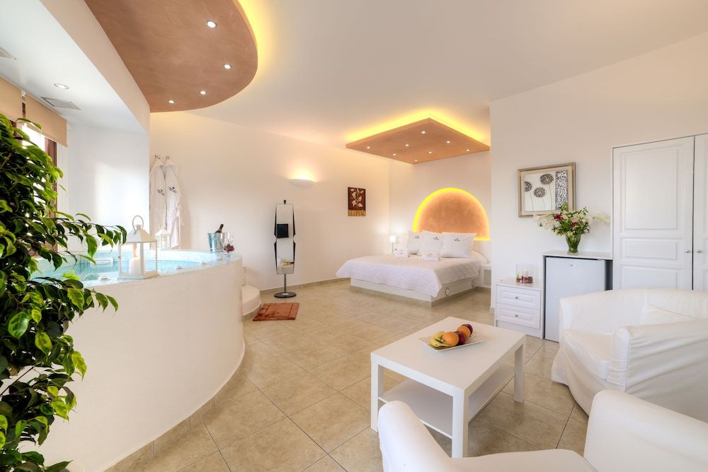 Honeymoon Suite (with Indoor Hot Tub and Caldera View)