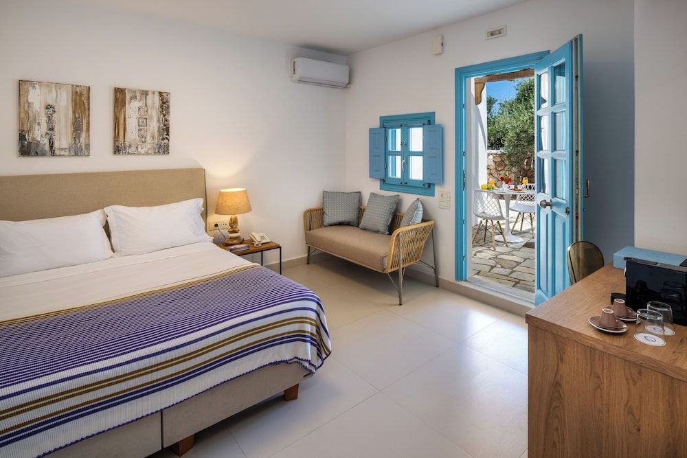 Anema Boutique Hotel & Villas Santorini Superior Room with outdoor Hot Tub and Garden View 3