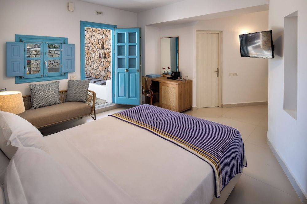 Anema Boutique Hotel & Villas Santorini Superior Room with outdoor Hot Tub and Garden View