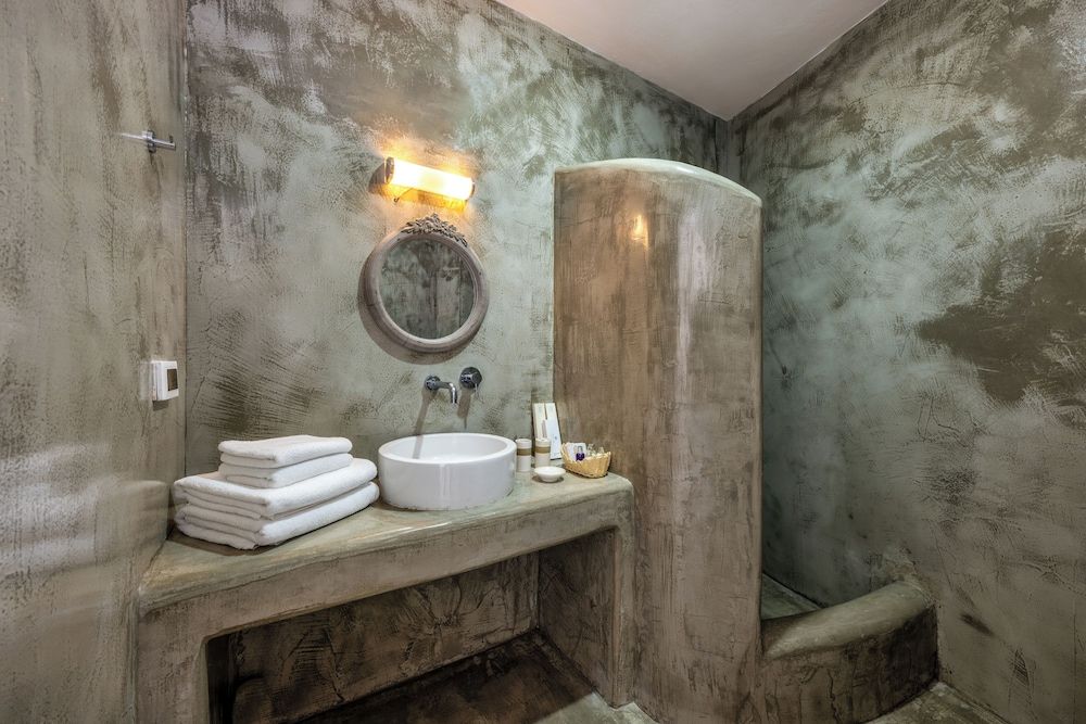 Anema Boutique Hotel & Villas Santorini Superior Room with outdoor Hot Tub and Garden View 4