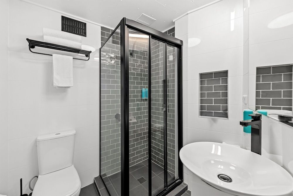 Madison Hotel Tower Mill King Standard Room 4