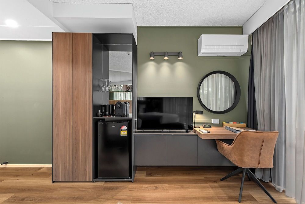 Madison Hotel Tower Mill King Standard Room 6