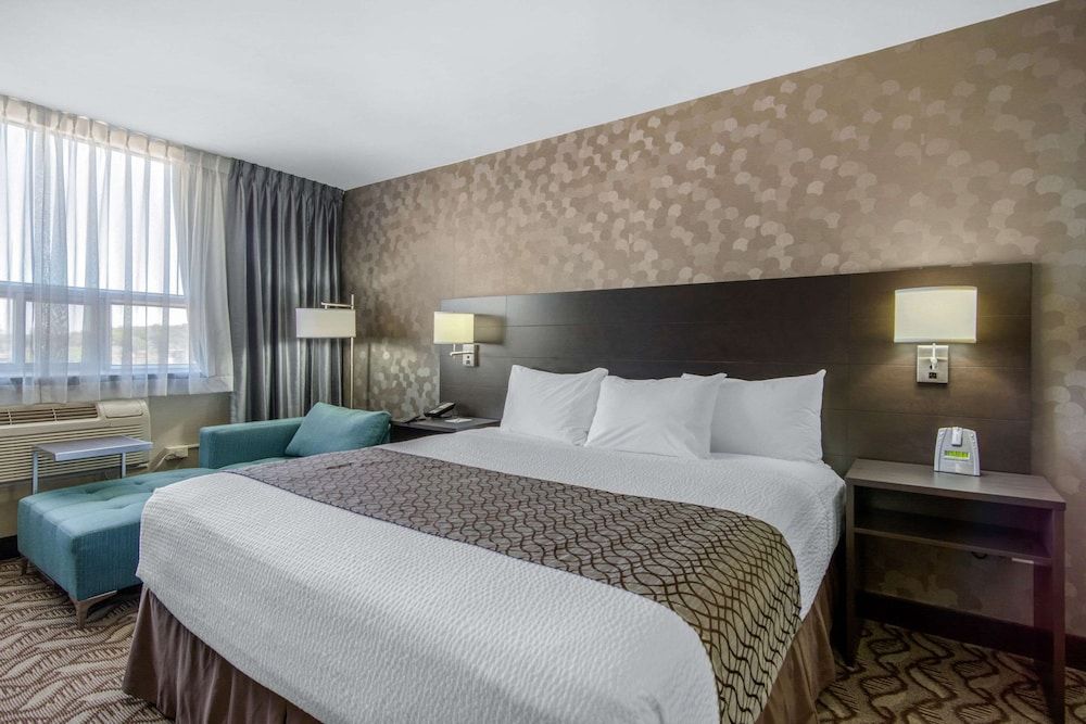 Business Room, 1 Queen Bed, Non Smoking (Upgrade)