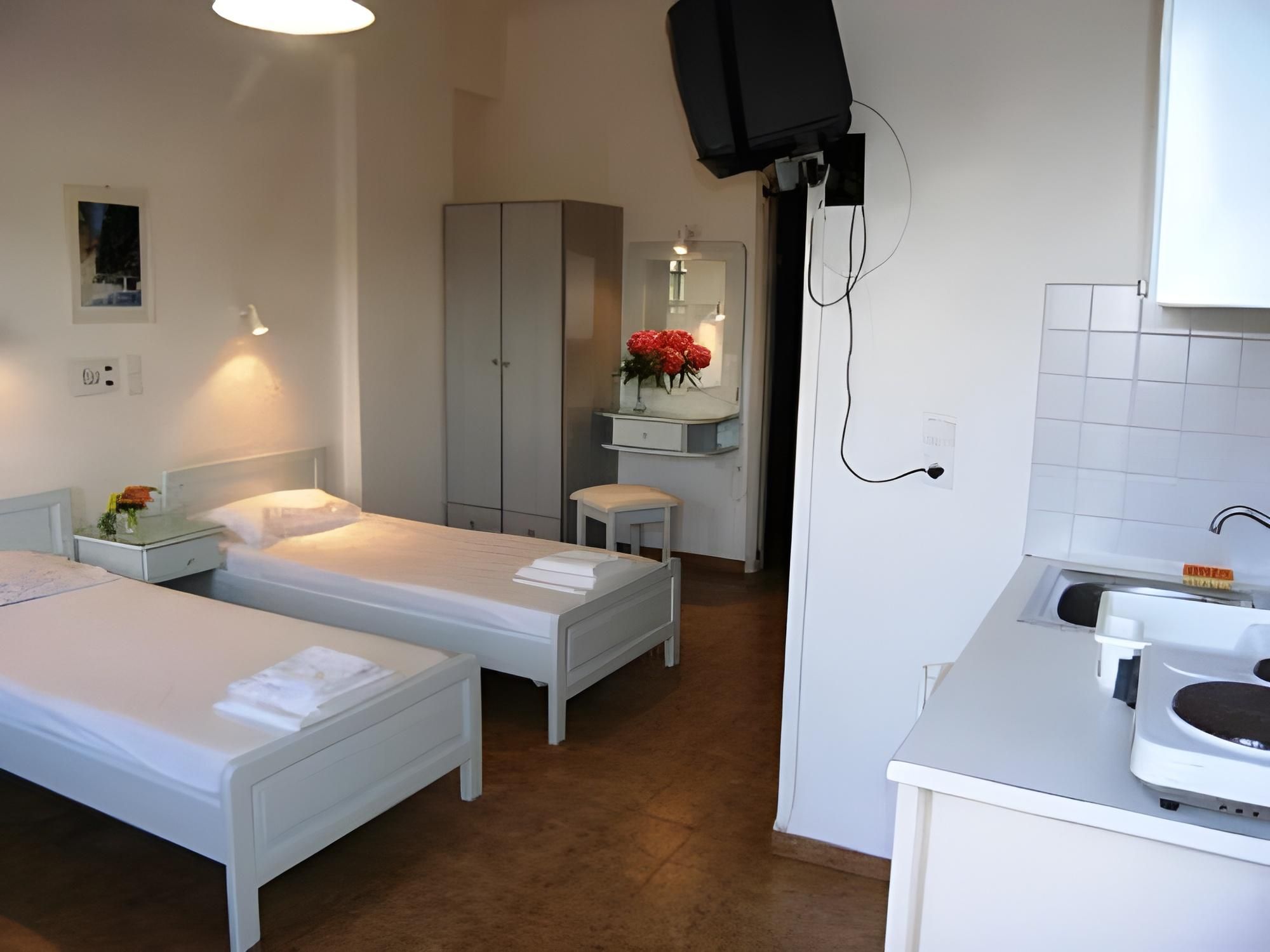 Studio (2-3 Adults)