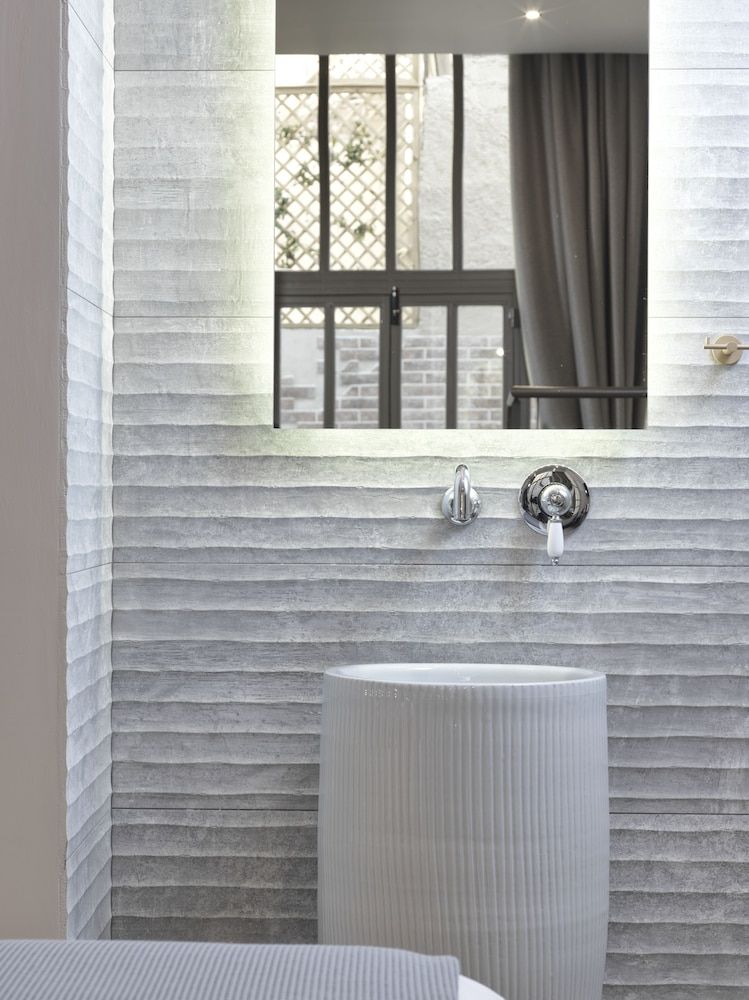 18 Micon Street Suite, Patio, Jetted Tub (Urban) 4