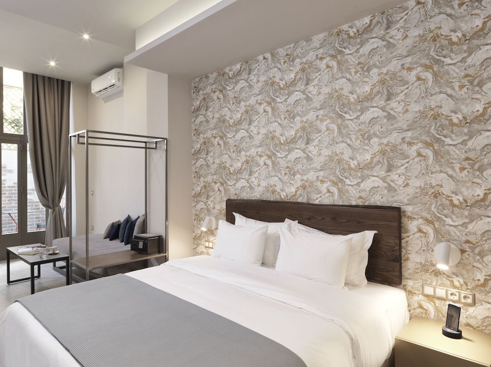 18 Micon Street Suite, Patio, Jetted Tub (Urban)