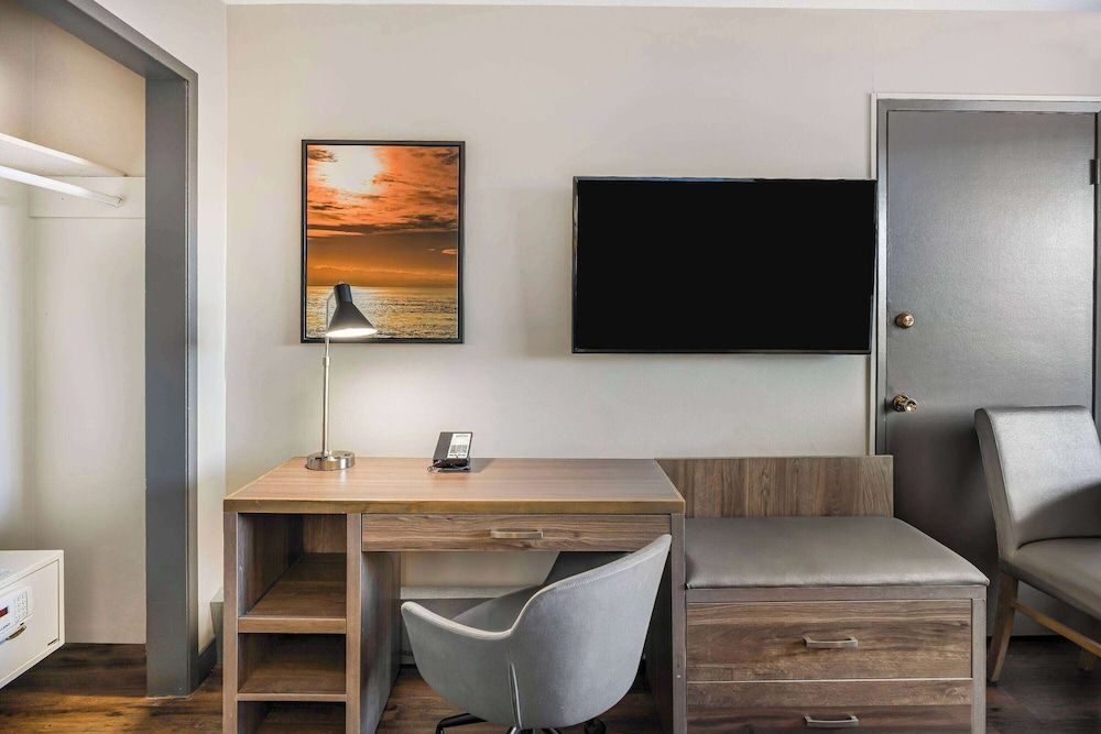 Deluxe Room, 1 King Bed, Kitchenette (Street View)