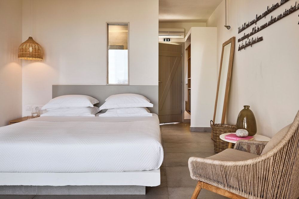Deluxe Triple Suite with private pool and sea view
