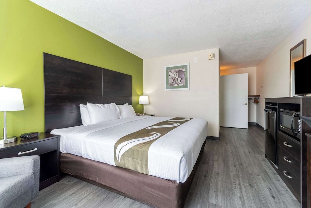 Quality Inn & Suites Vandalia near I-70 and Hwy 51 Room, 1 King Bed, Accessible, Non Smoking