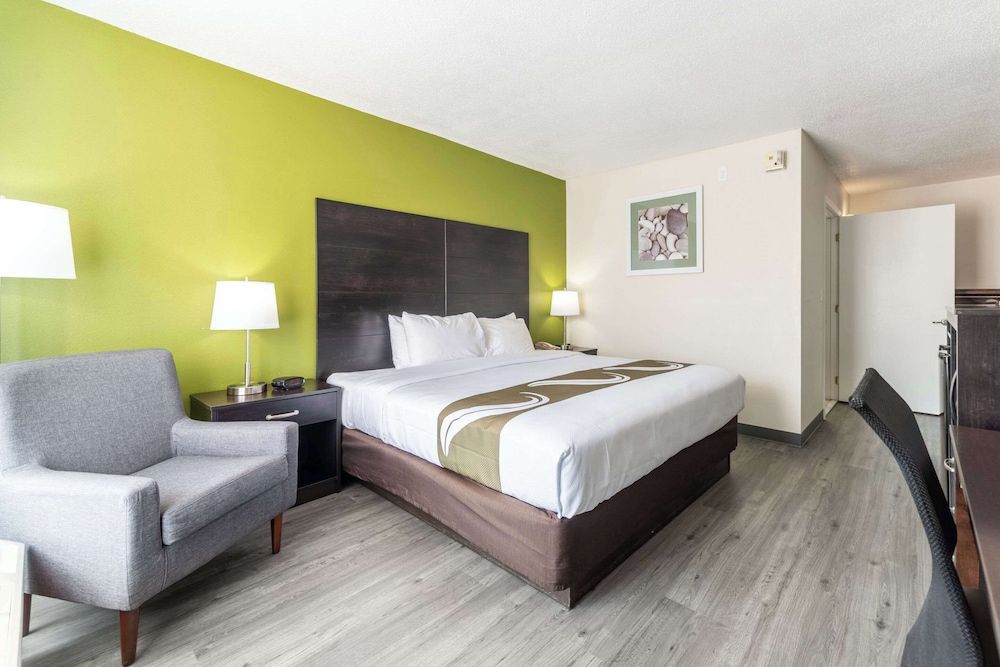 Quality Inn & Suites Vandalia near I-70 and Hwy 51 Room, 1 King Bed, Accessible, Non Smoking 3