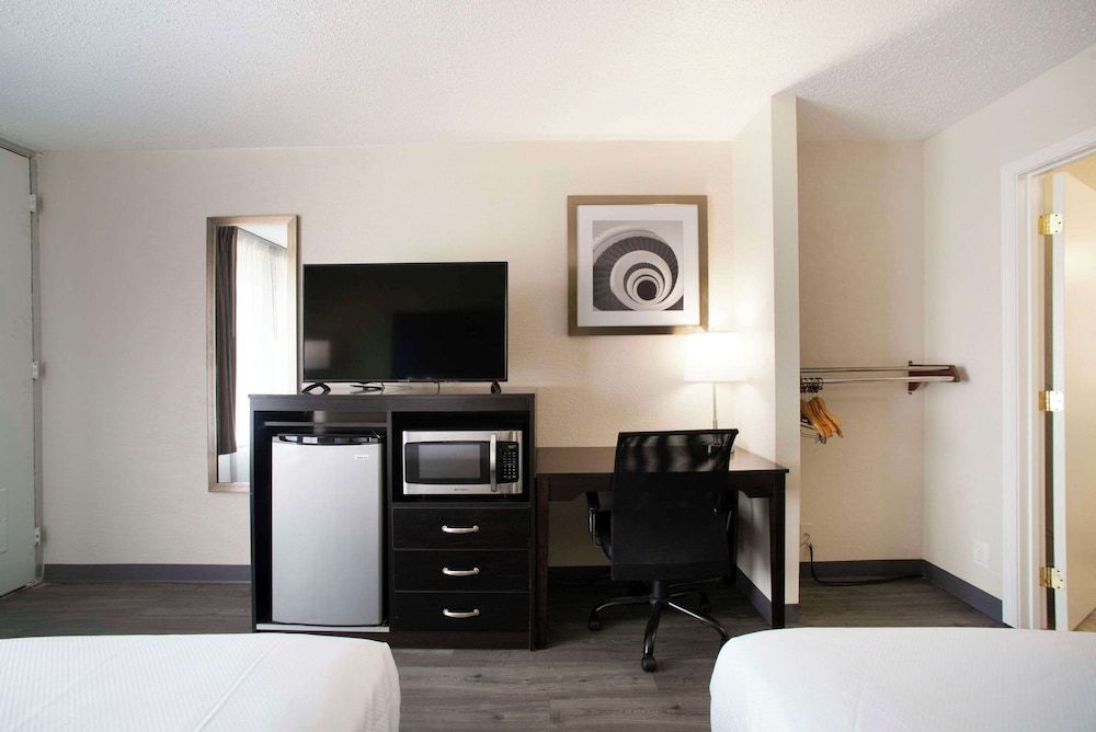 Quality Inn & Suites Vandalia near I-70 and Hwy 51 Business Room, 2 Double Beds, Accessible, Non Smoking (Efficiency) 6