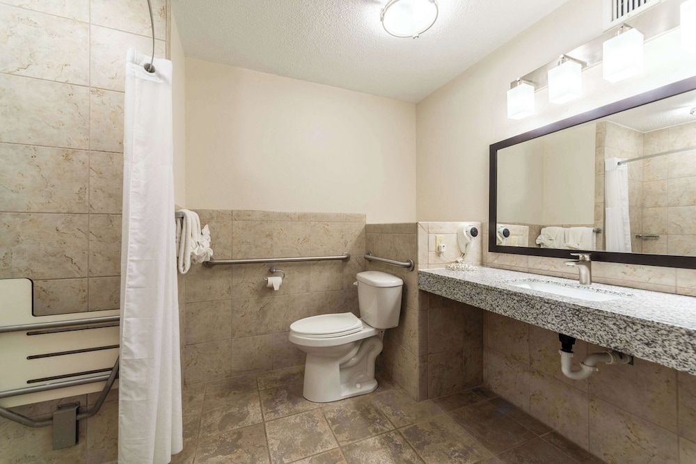Quality Inn & Suites Vandalia near I-70 and Hwy 51 Room, 1 King Bed, Accessible, Non Smoking 6