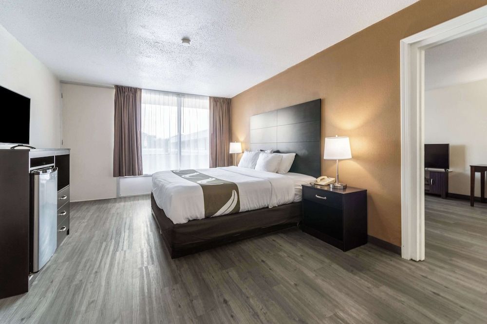 Quality Inn & Suites Vandalia near I-70 and Hwy 51 Suite, 1 King Bed with Sofa bed, Non Smoking