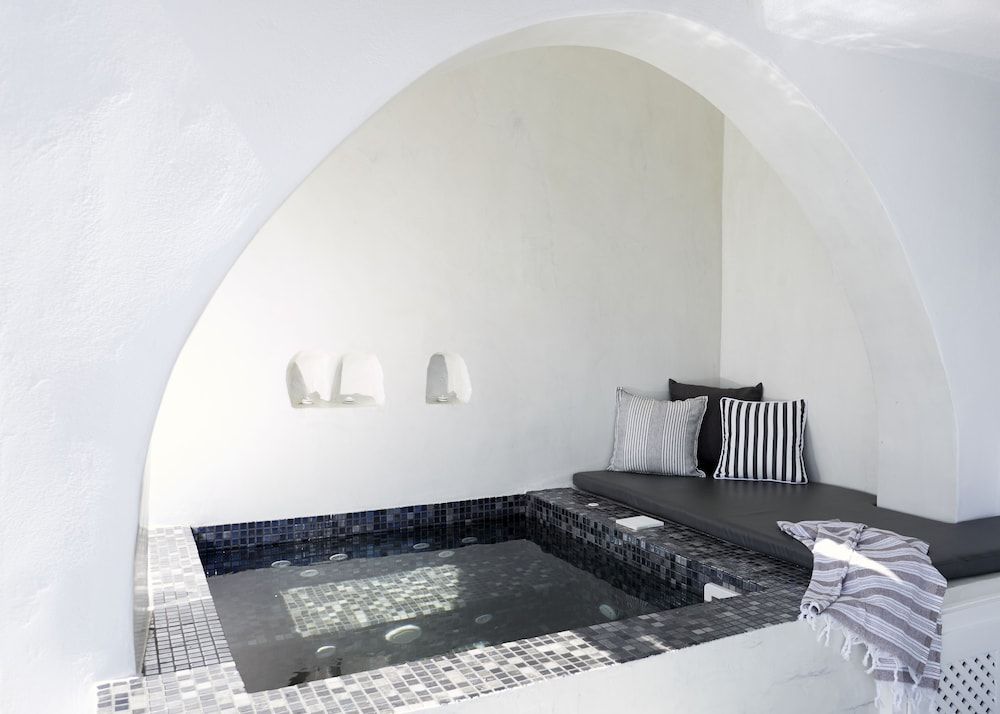 Helianthus Suites Honeymoon Suite, Hot Tub (outdoor) 22