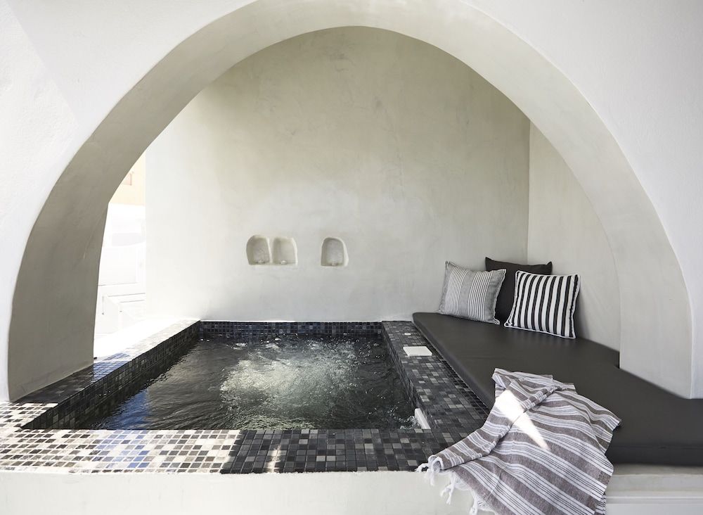 Helianthus Suites Honeymoon Suite, Hot Tub (outdoor) 21