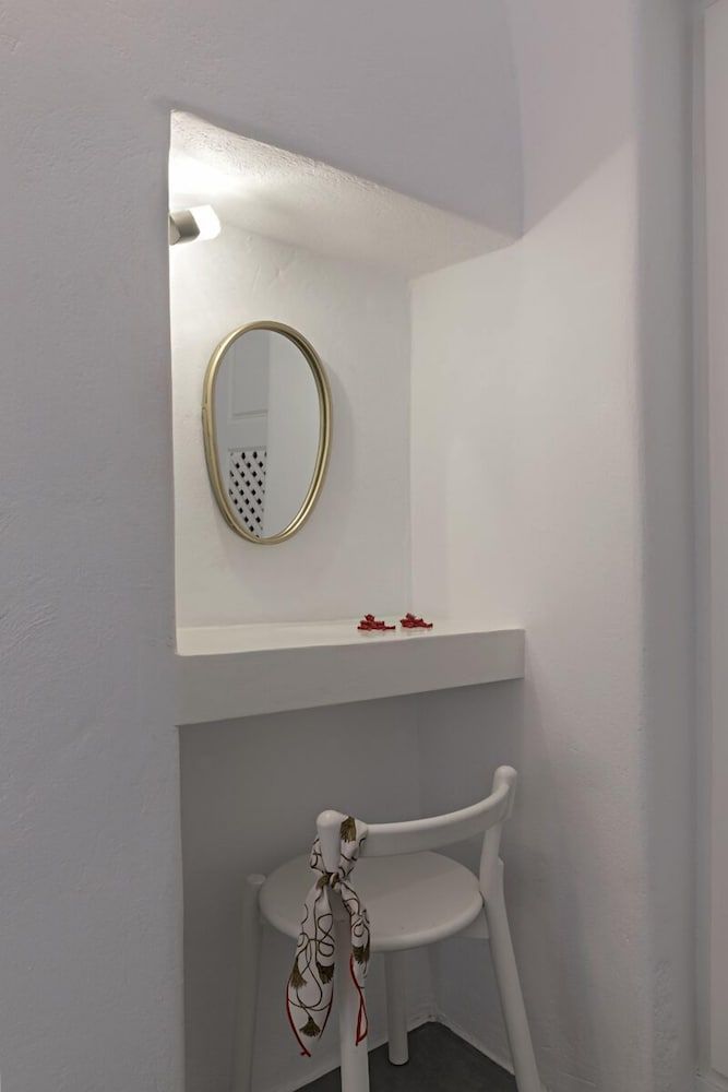 Helianthus Suites Honeymoon Suite, Hot Tub (outdoor) 13