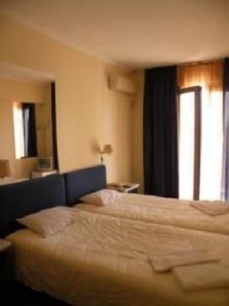 undefined Hotel Delfini 4