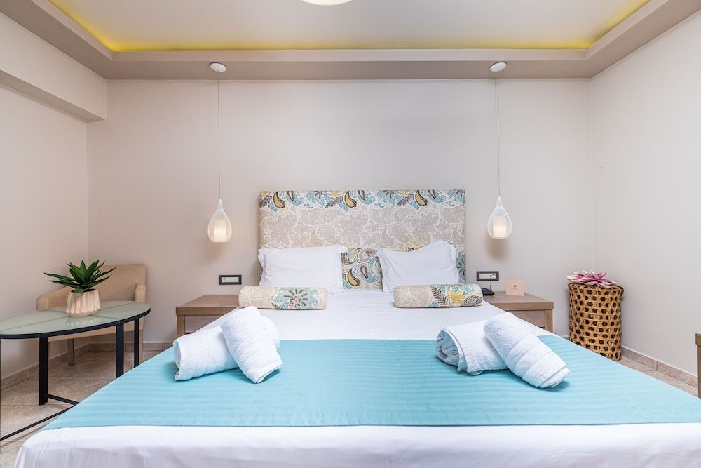 Standard Double Room, 1 Bedroom, Partial Sea View