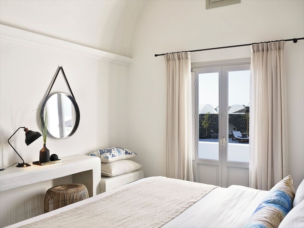 Santo Pure Oia Suites & Villas Partial Sea View Suite with Pool or Hot Tub 2