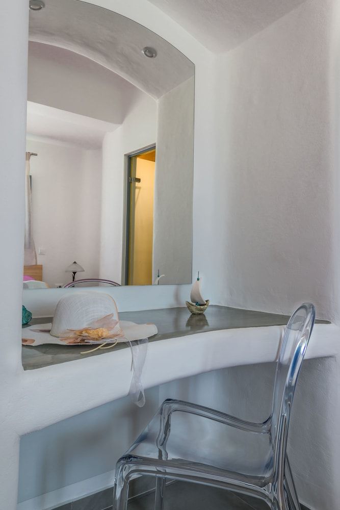 undefined Aspronisi Luxury Villa 6