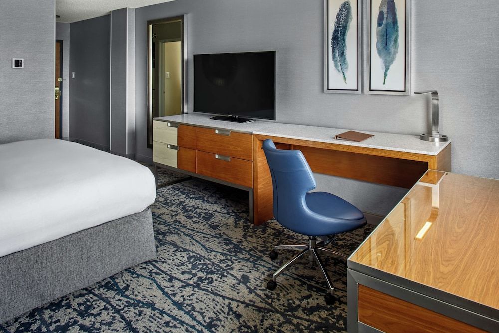 DoubleTree by Hilton Hotel Denver Room, 1 Double Bed (Mobility, Roll-In Shower) 4