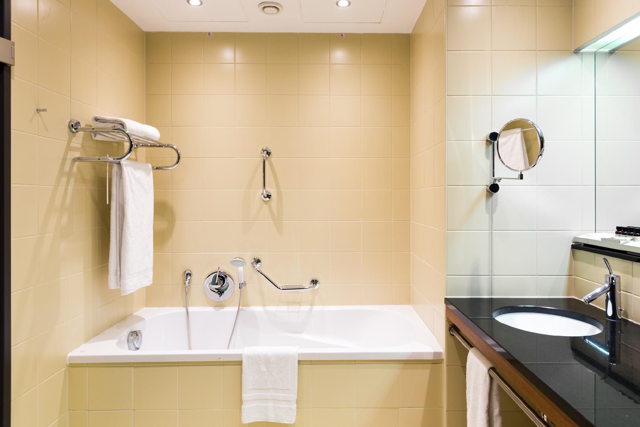 SUPERIOR SUITE, 1 King Size Bed, Separate Livin g Room