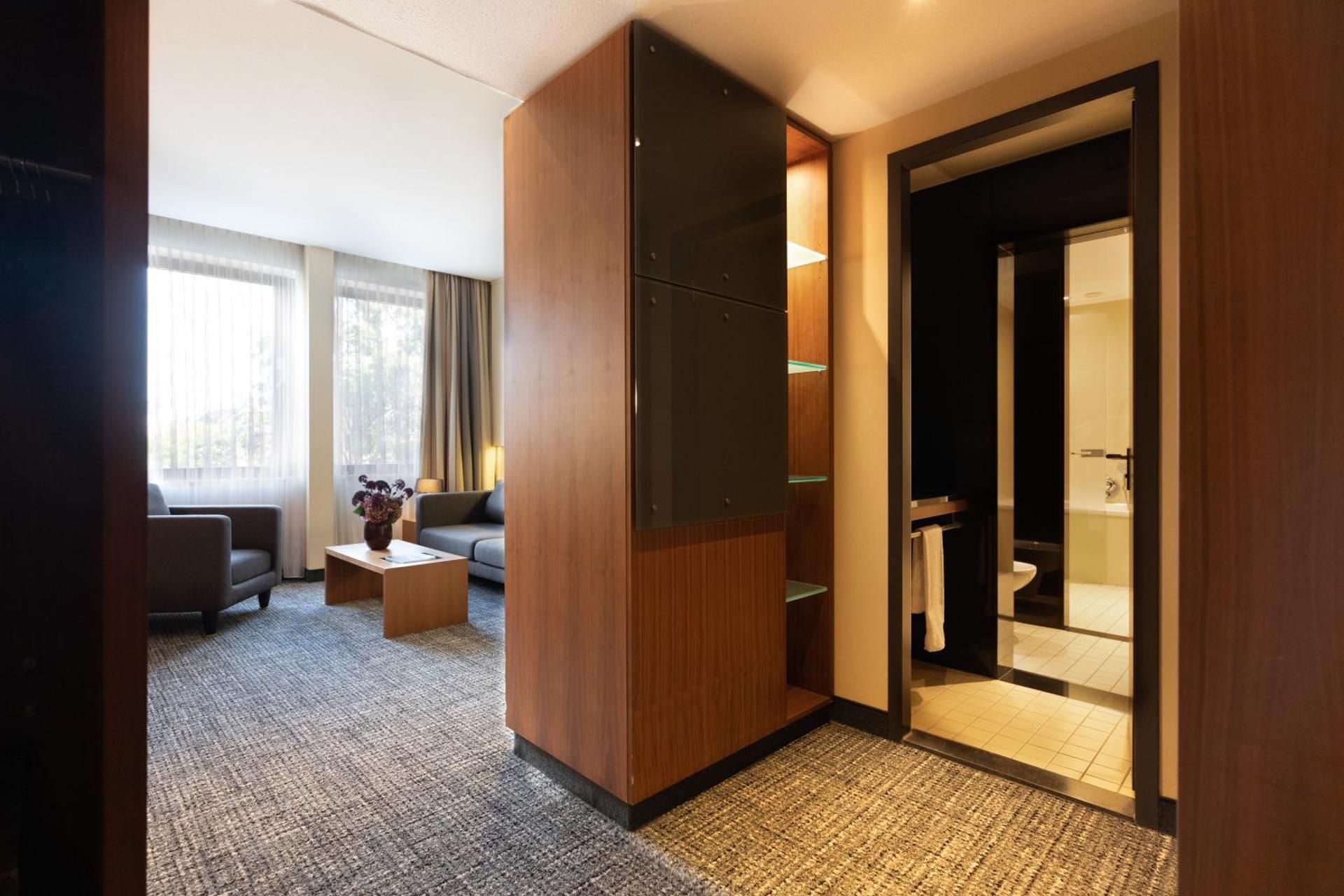 SUPERIOR SUITE, 1 King Size Bed, Separate Livin g Room