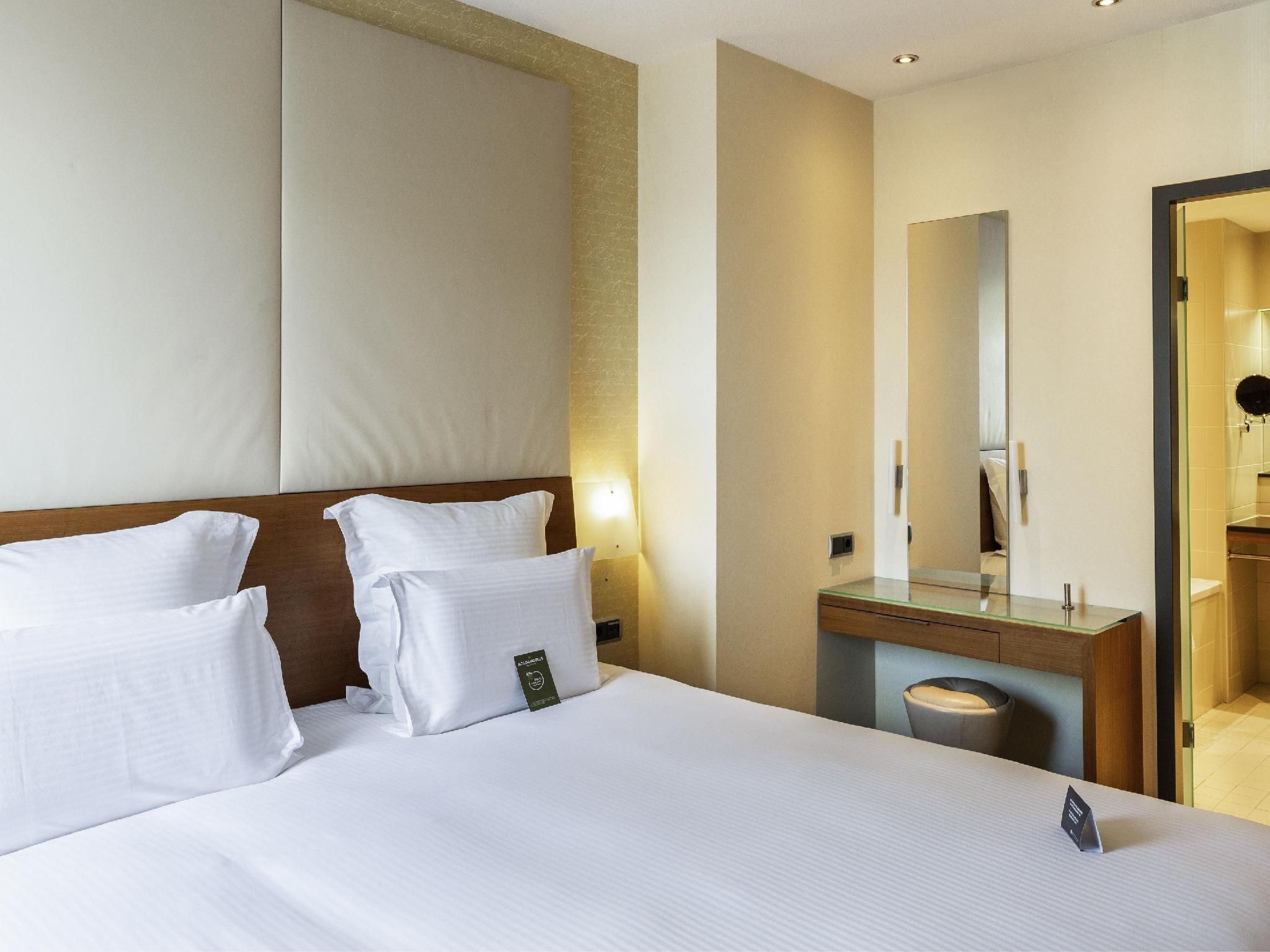 SUPERIOR SUITE, 1 King Size Bed, Separate Livin g Room