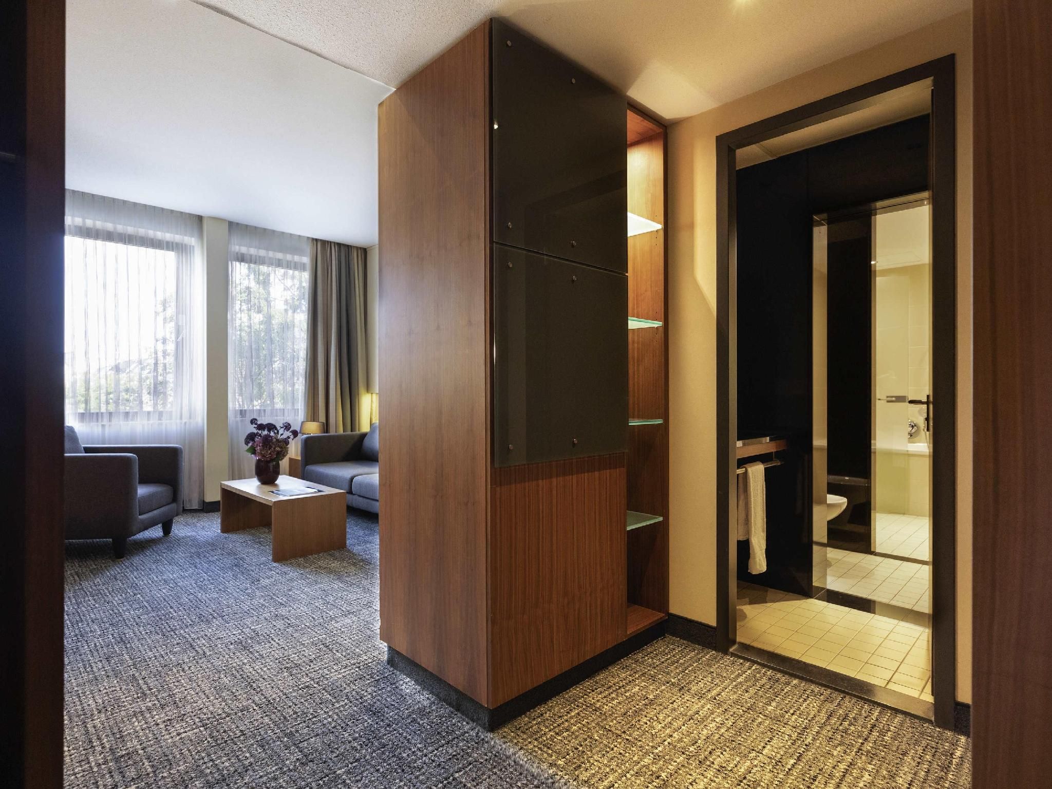 SUPERIOR SUITE, 1 King Size Bed, Separate Livin g Room