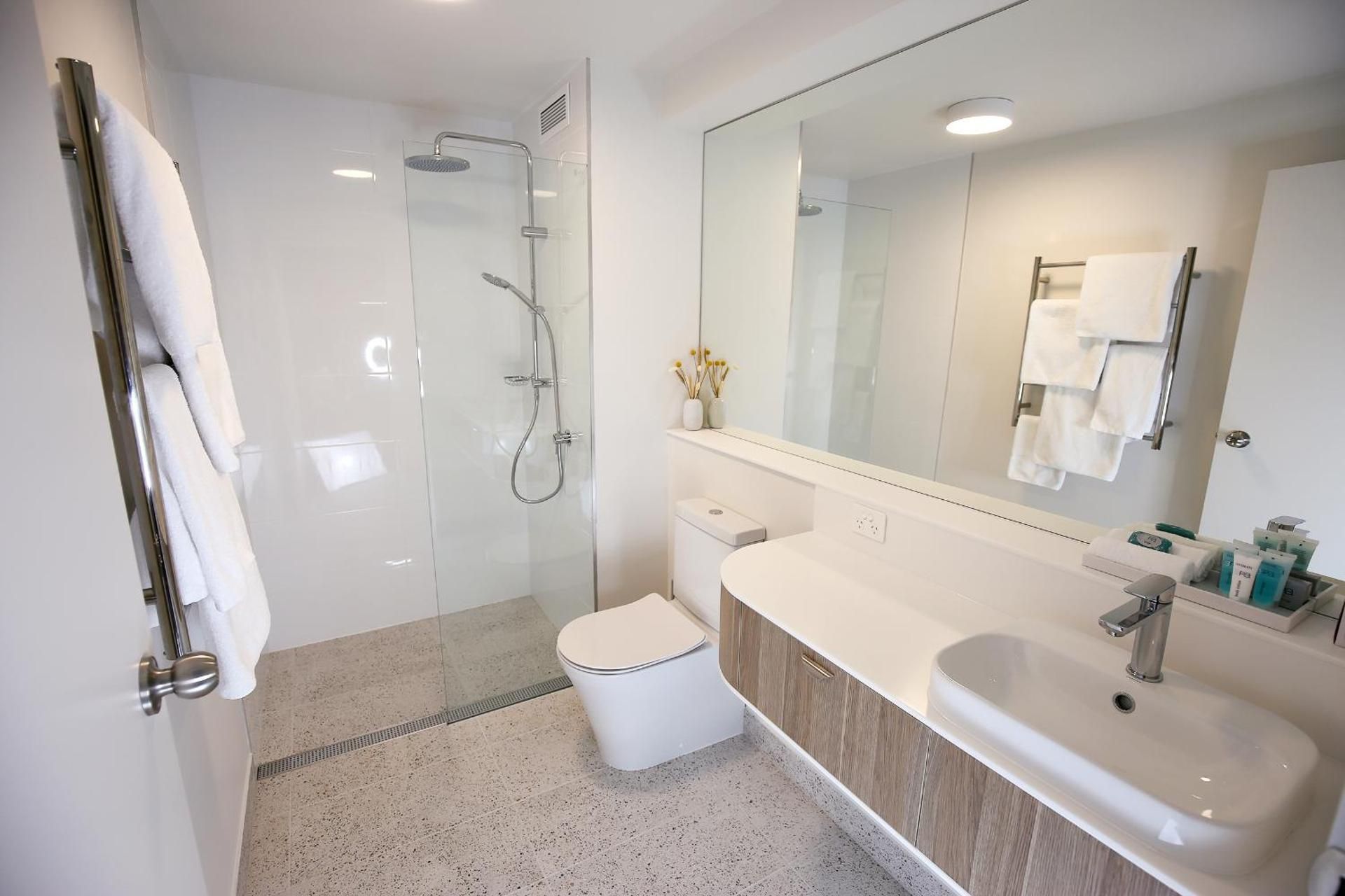 Deluxe Queen Suite