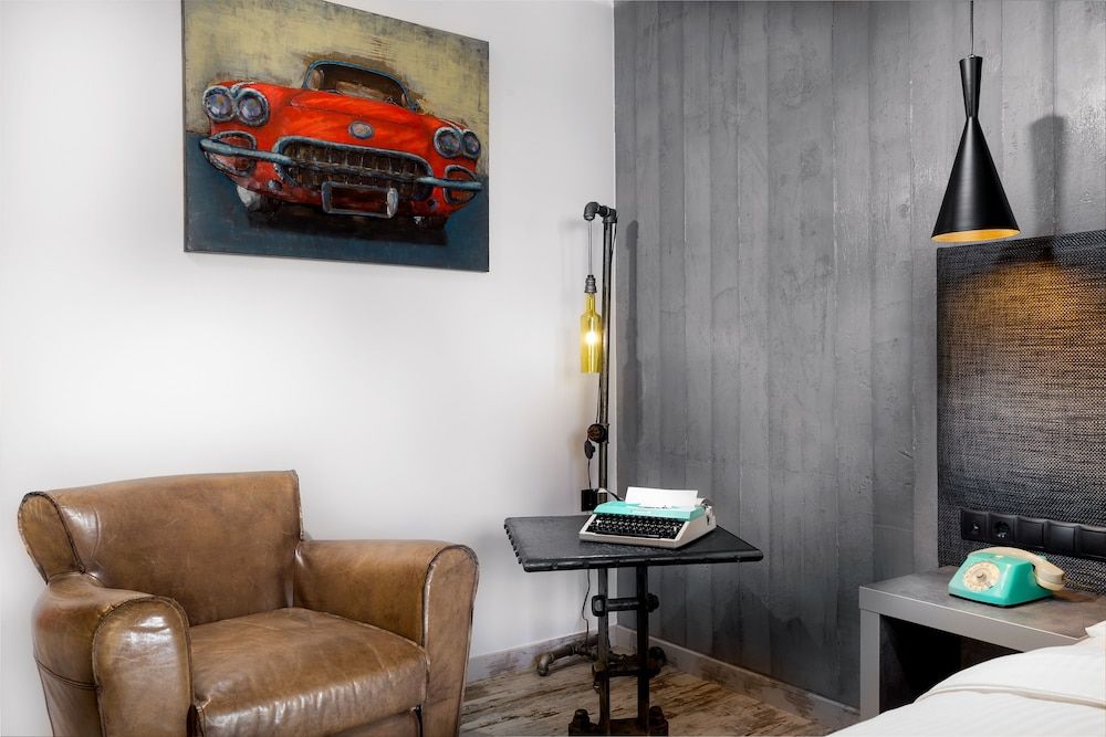 360 Degrees Deluxe Double Room, City View 8