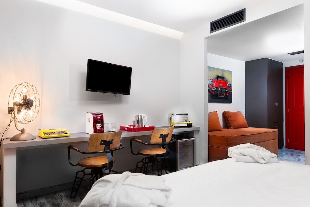 360 Degrees Deluxe Double Room, City View 9