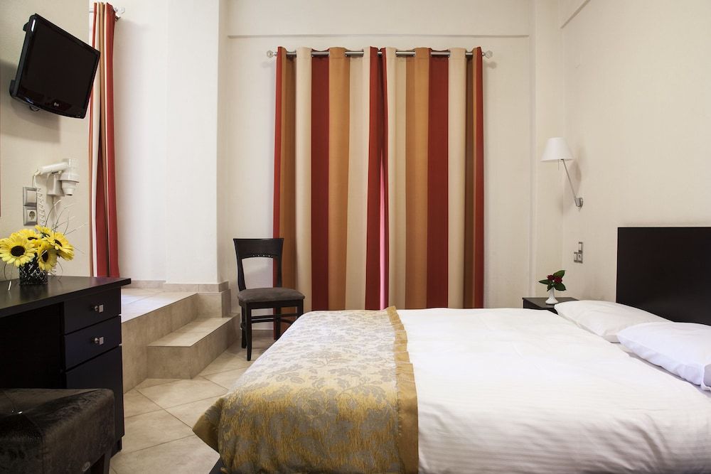 Meteoritis Hotel Superior Triple Room (Garden and Meteora View) 2