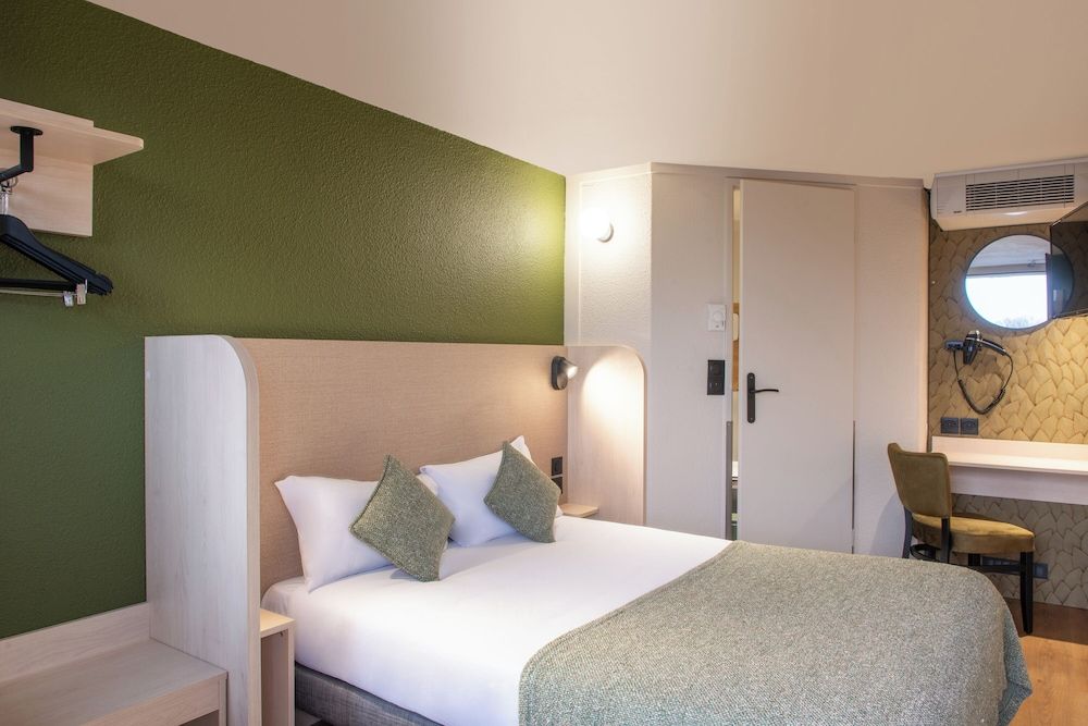 Hôtel d’Olivet Orléans Sud Deluxe Quadruple Room 3