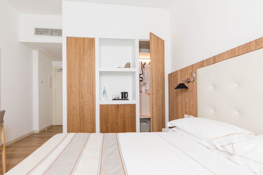 Hotel Catalunya Superior Double or Twin Room, Bay View 2