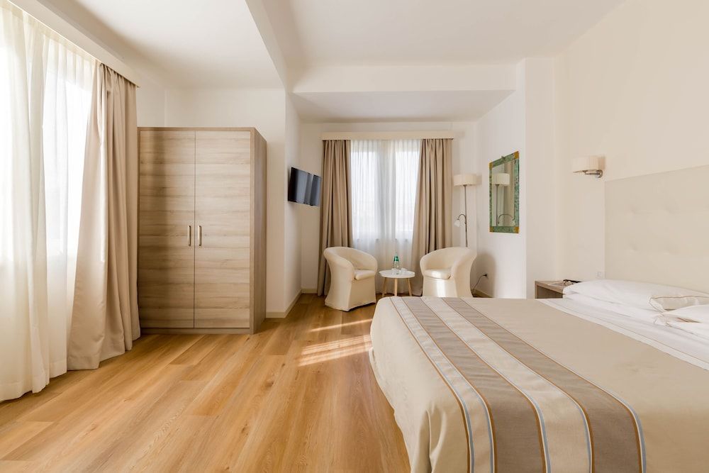 Hotel Catalunya Family Room 6