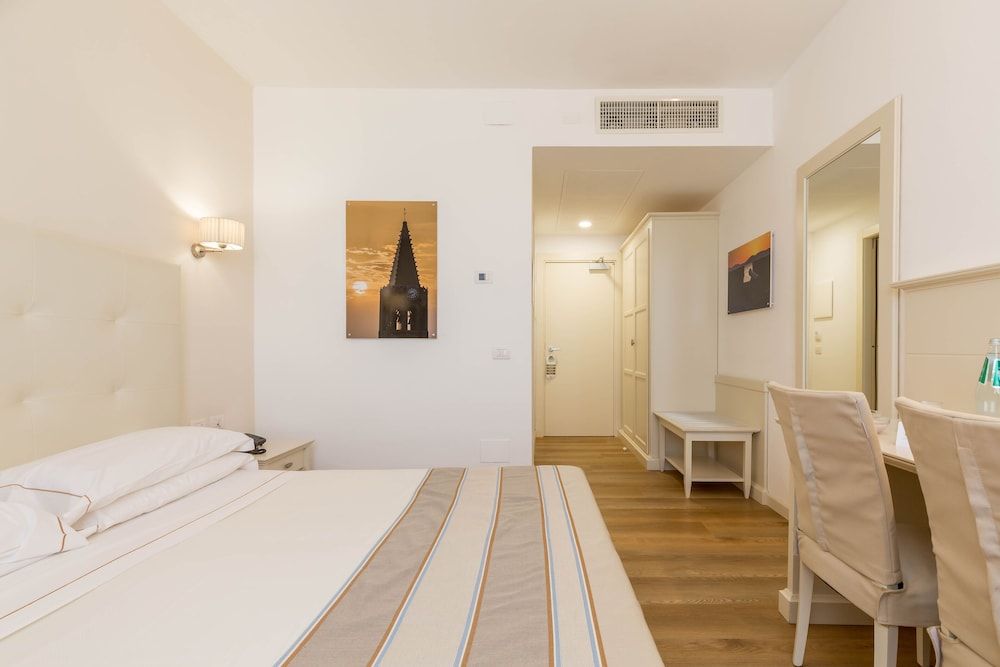 Double or Twin Room, Partial Sea View
