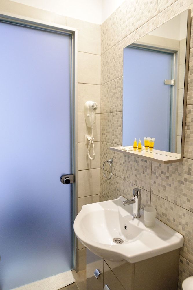 Hotel Lux Twin Room, 2 Twin Beds 6