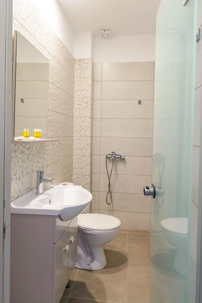 Hotel Lux Twin Room, 2 Twin Beds 5