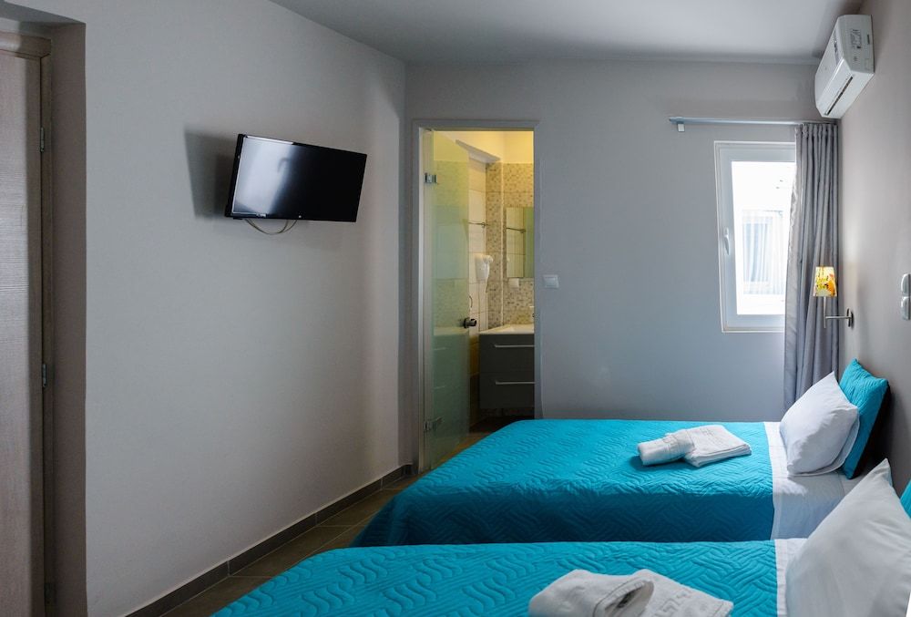 Hotel Lux Twin Room, 2 Twin Beds 2