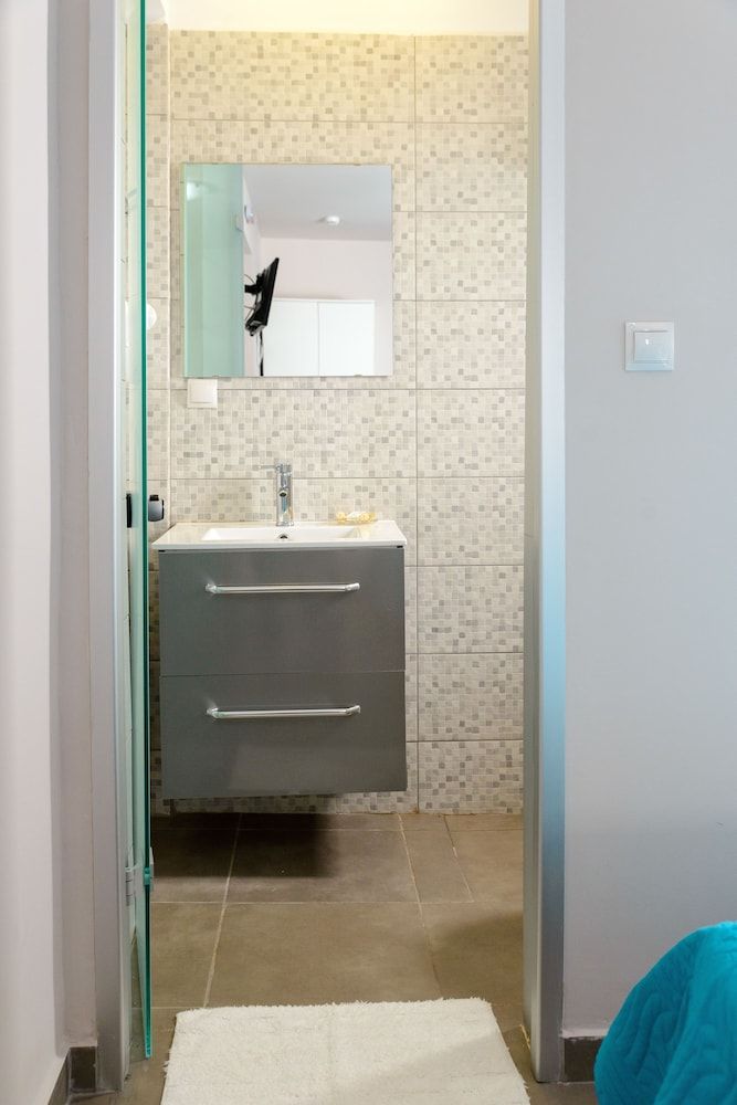 Hotel Lux Twin Room, 2 Twin Beds 9