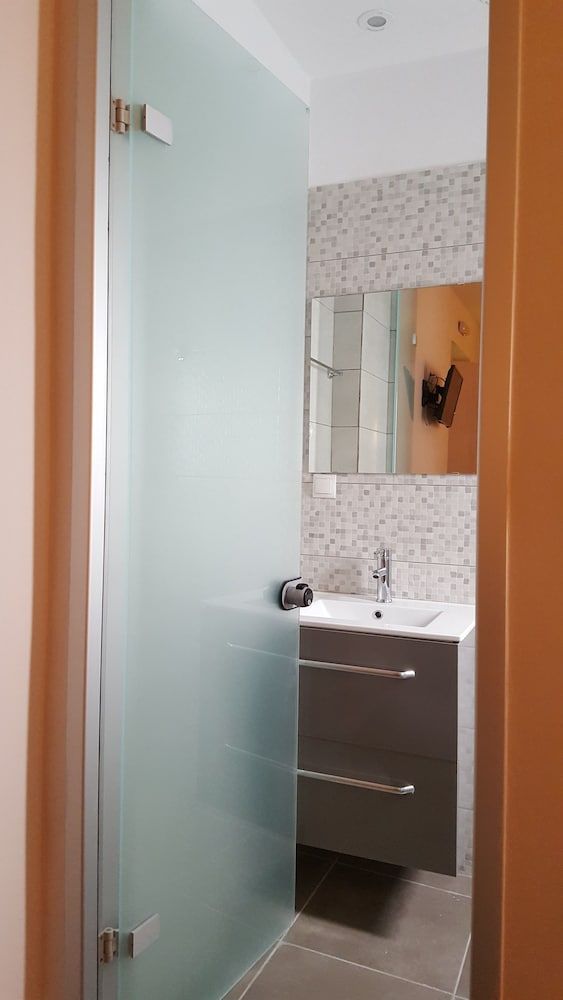 Hotel Lux Twin Room, 2 Twin Beds 7