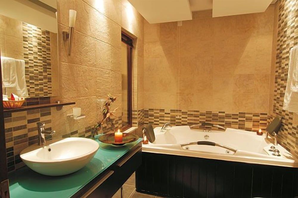 Mythos Hotel Junior Suite, Fireplace 3