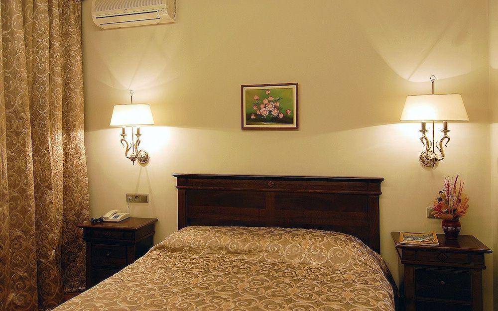 Mythos Hotel Junior Suite, Fireplace 2